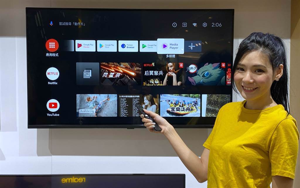realme三創品牌專櫃店內展示了尚未在台推出的realme顯示器，內建Android TV。（黃慧雯攝）