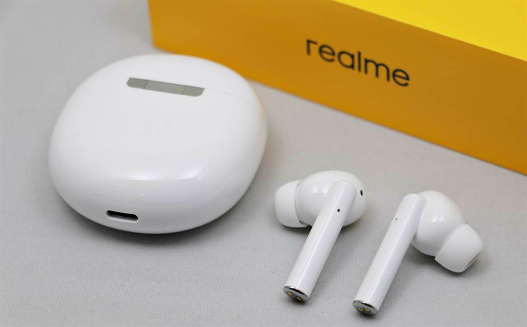 realme Buds Air Pro背面與耳機，採用USB-C連接埠。（黃慧雯攝）