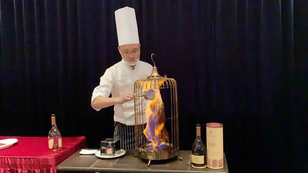 老新台菜創始店推出「燒鴨宴」上演桌邊火烤秀。（柯宗緯攝）