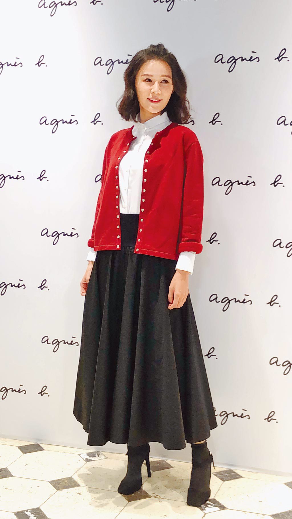 agnes b. Snap Cardigan開襟外套是品牌的經典設計，適合各種氣質風格，香港女星黃翠如也喜愛它。（CFP）