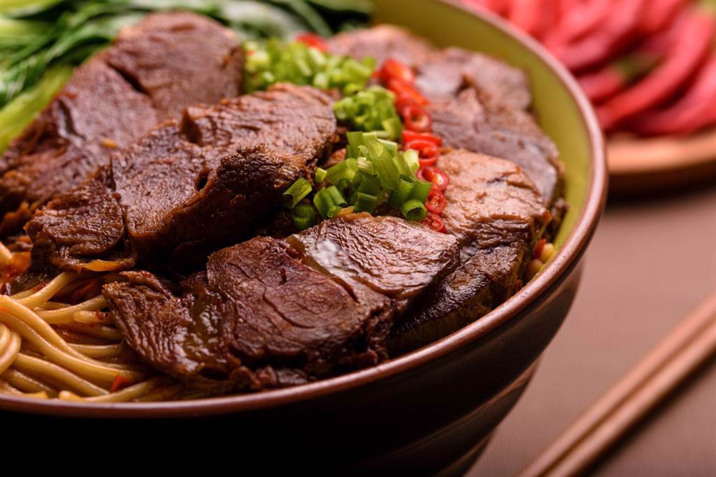 雙北最好吃的牛肉麵是？網狂點「這2家」：湯頭超有層次。（示意圖／Shutterstock）