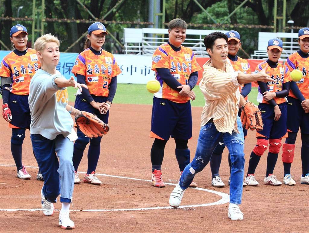 胡宇威（右）、夏和熙14日擔任壘球賽開球嘉賓。（中華壘協提供）