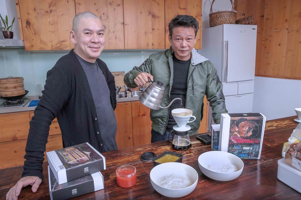蔡明亮（左）和李康生常常一起手做甜點、手沖咖啡。（盧禕祺攝）