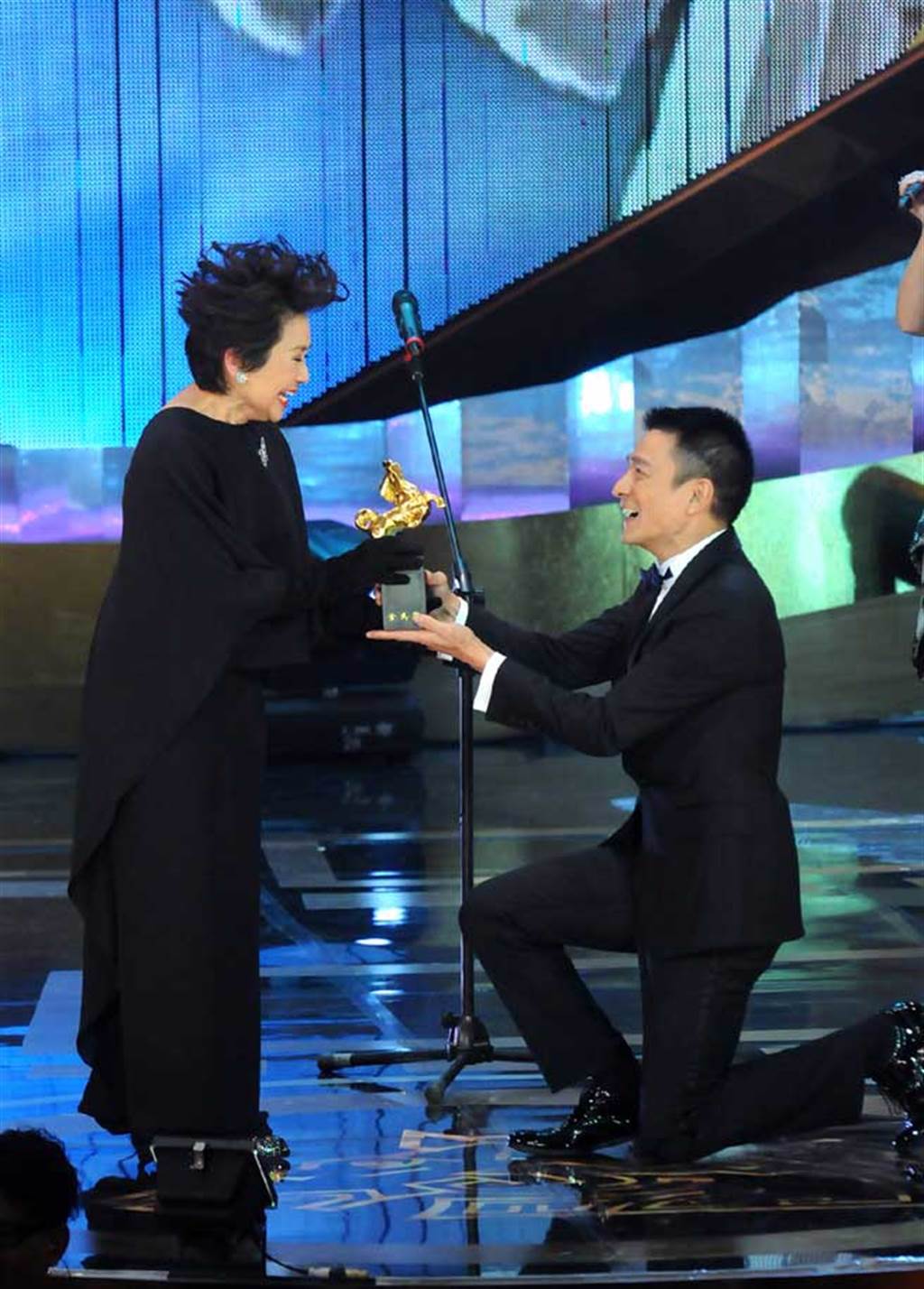 在金馬獎頒獎典禮上，劉德華跪著給葉德嫻獻上影后寶座。(中時資料照片)
