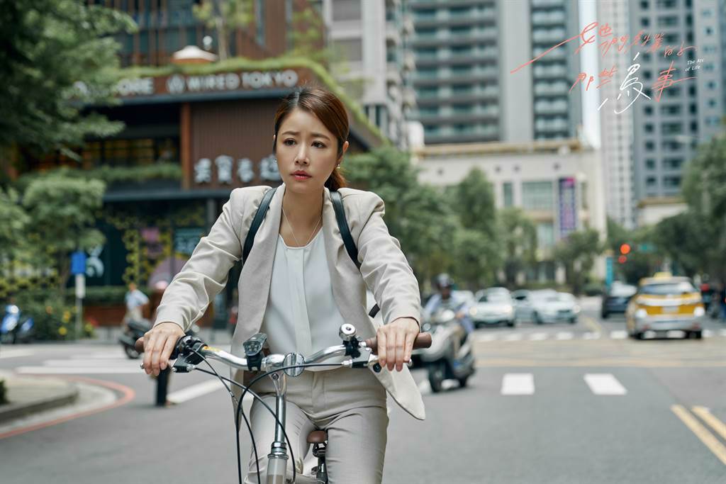 林心如劇中飾演騎單車上班的女強人。（可米傳媒提供）