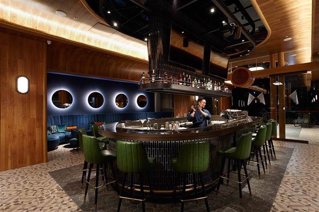 COZZI Blu和逸飯店．桃園館的「Blu Bar」，以船艙造型打造，流線型的水母座椅，更是打卡的最佳選擇。圖／COZZI Blu和逸飯店．桃園館提供
