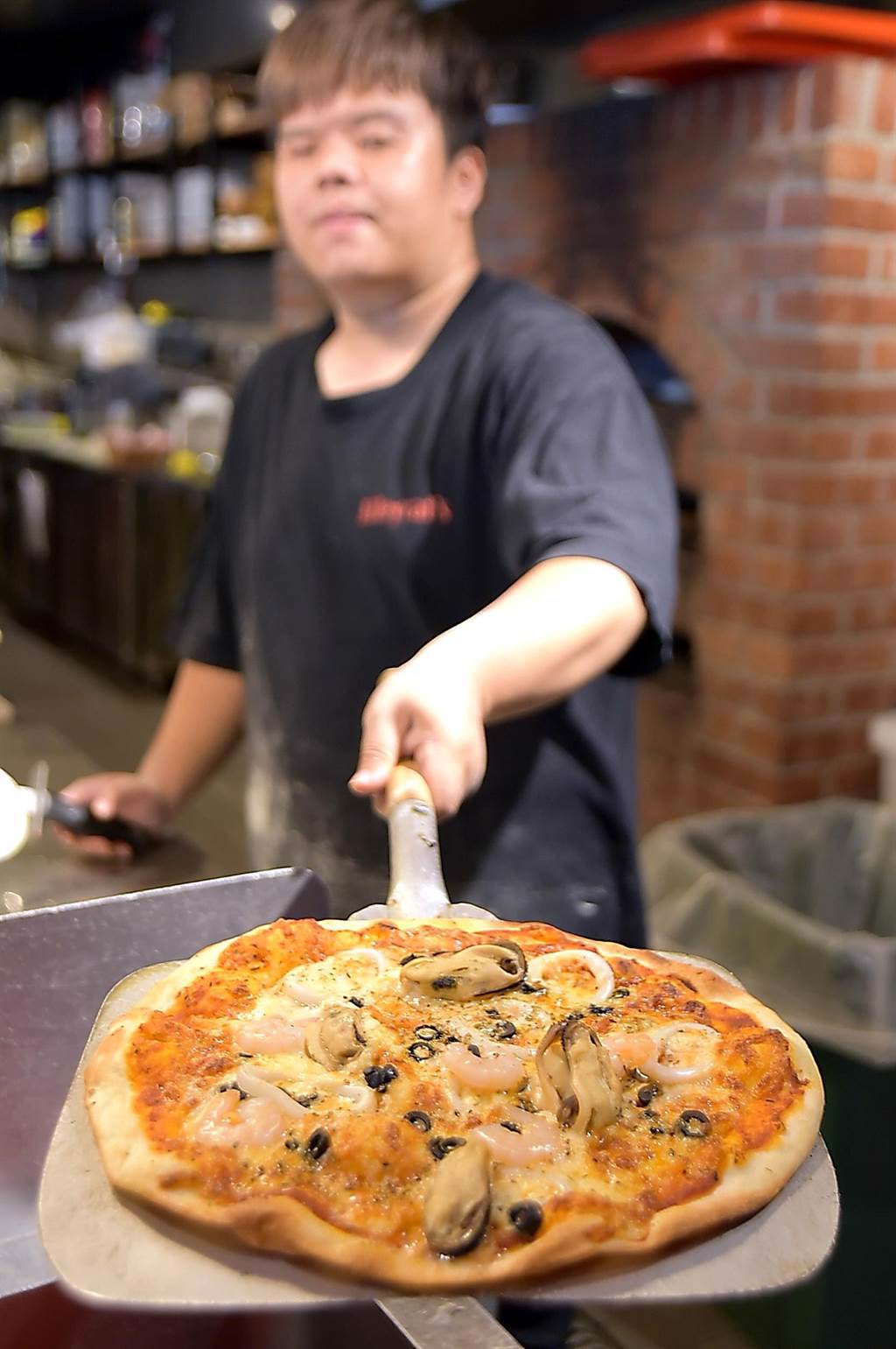 開在華山文創園區內的〈Alleycat's〉概念店有磚砌窯烤爐，Pizza都是客人現點、廚師現做。（圖／姚舜）
