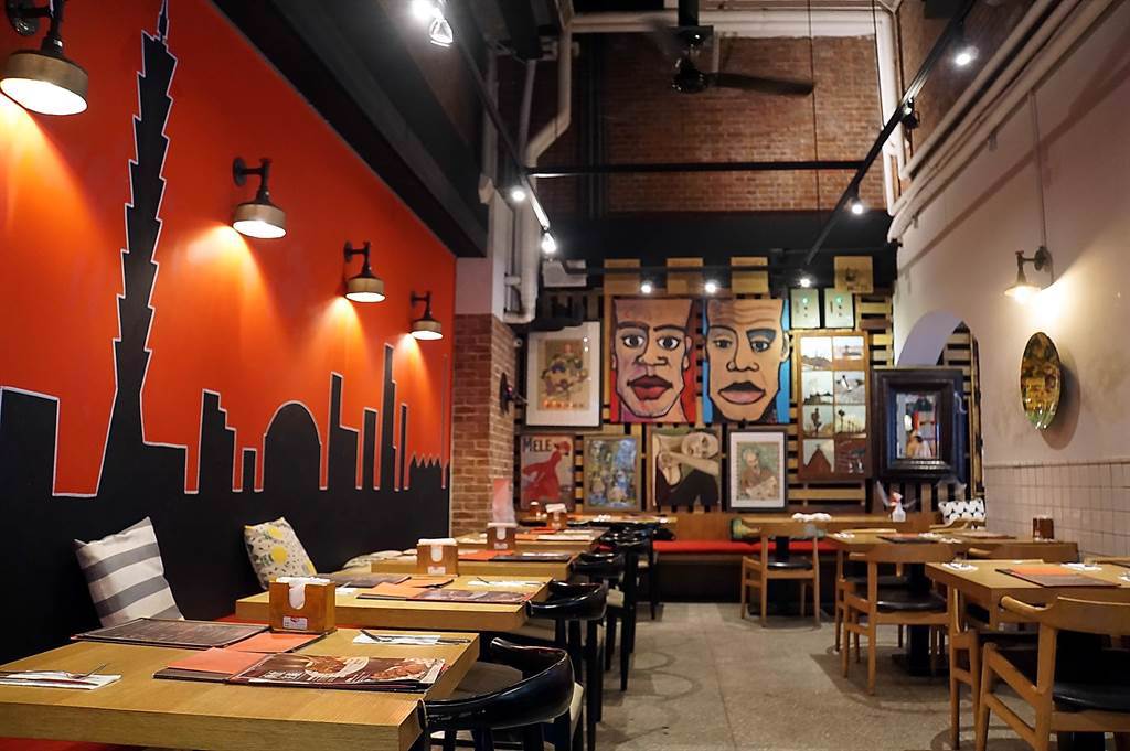 開在台北華山文創園區的〈Alleycat's〉，約略可區隔出3個用餐空間，店裝融合文創與現代藝術風格。（圖／姚舜）