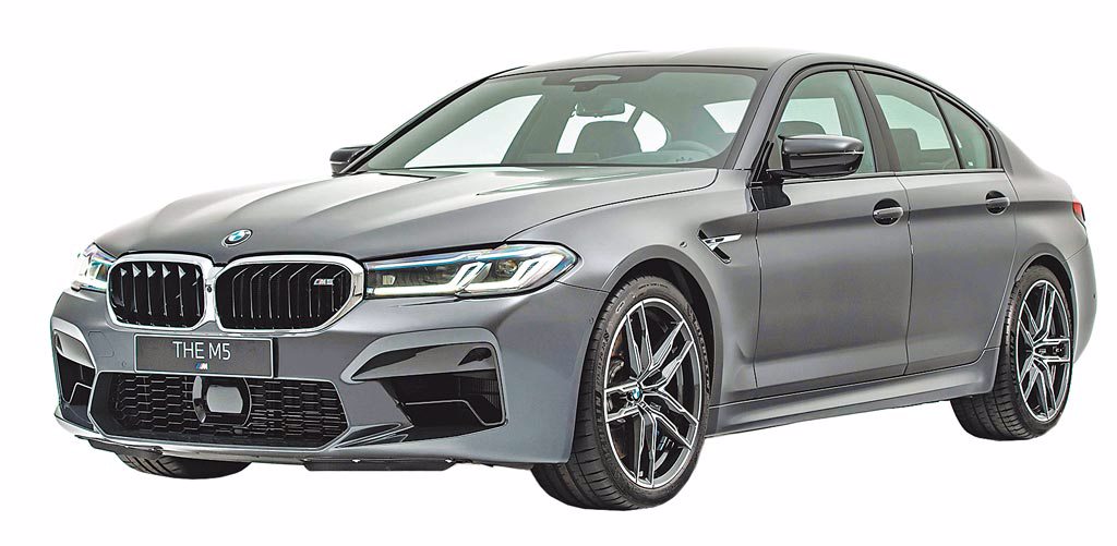 全新BMW M5擁有600hp/750Nm最大動力輸出，0-100km/h加速只需3.4秒，售價708萬元，另選配20吋M雙幅式810M型輪圈、Individual Alcantara麂皮黑色車內頂篷及M運動化排氣系統的M5 Racing Package，售價728萬元。（汎德提供）