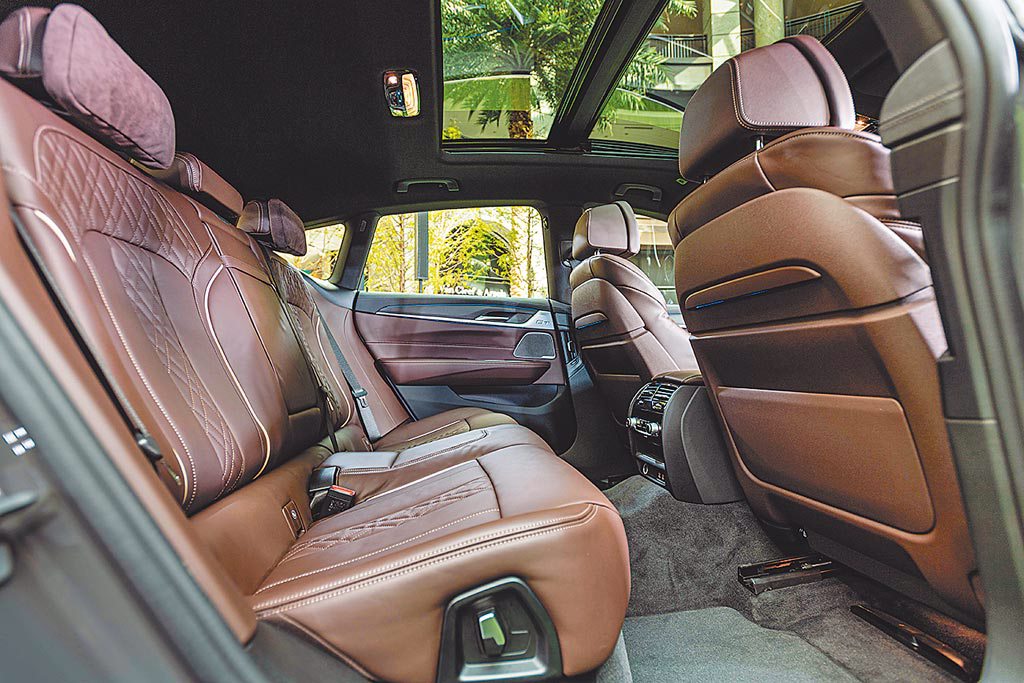 車室寬敞如同頭等艙，搭配雙後座Alcantara麂皮頭枕、後座椅背電動調整功能。（汎德提供）