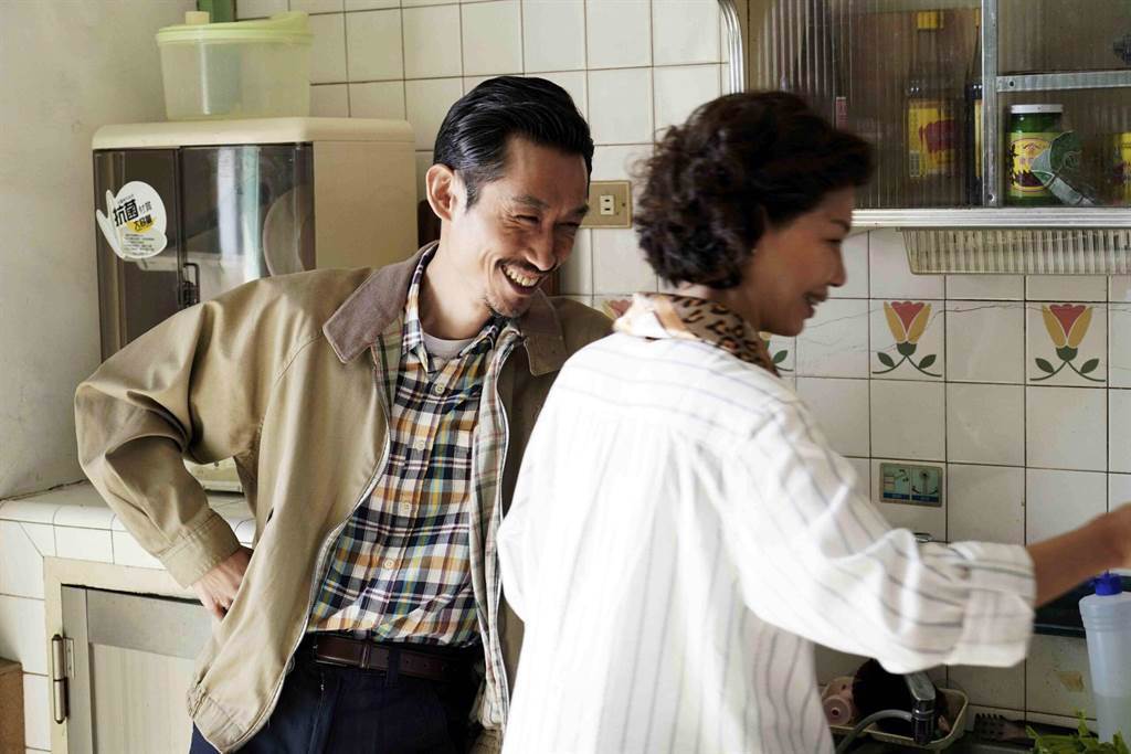 陳竹昇與于子育在《俗女養成記》中飾演一對夫妻檔，默契十足。（公視提供）