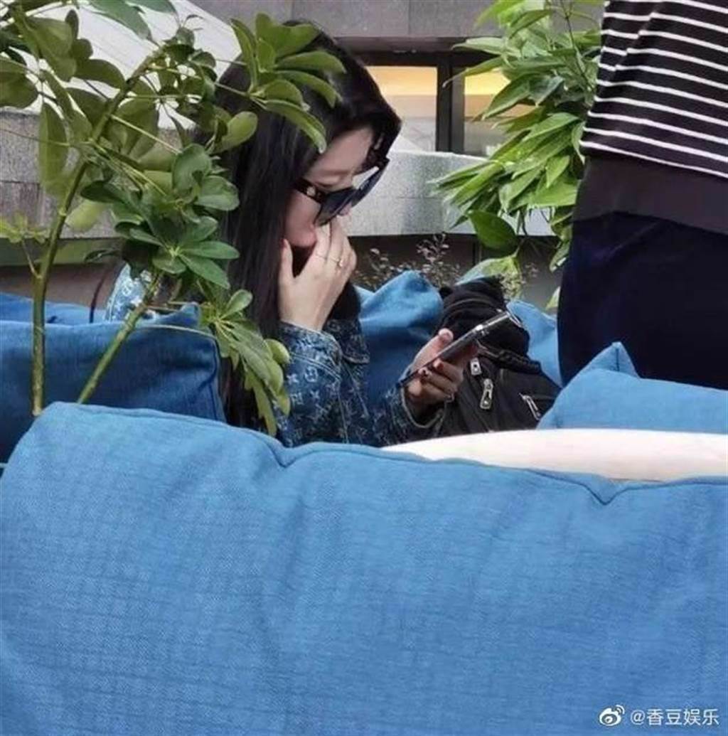 網友在上海捕獲野生劉亦菲。(圖/翻攝自微博)