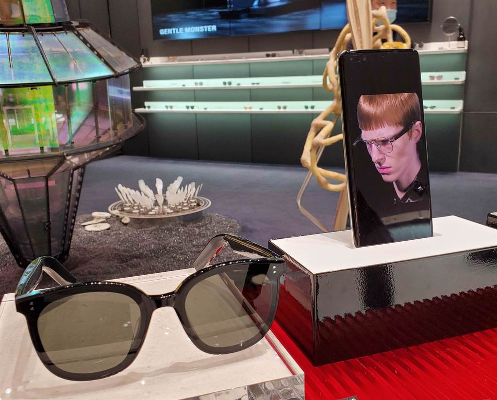 GENTLE MONSTER與華為聯手推出第二代智慧眼鏡可播放音樂、呼喚語音助手以及處理各種訊息等。(圖／張家齊攝)
