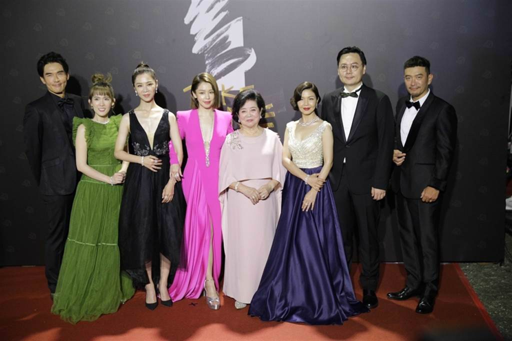 女星徐若瑄拋開女演員身分，升格國片《孤味》監製，今（21日）晚和電影團隊一起走紅毯。(圖/ 記者廖映翔攝)