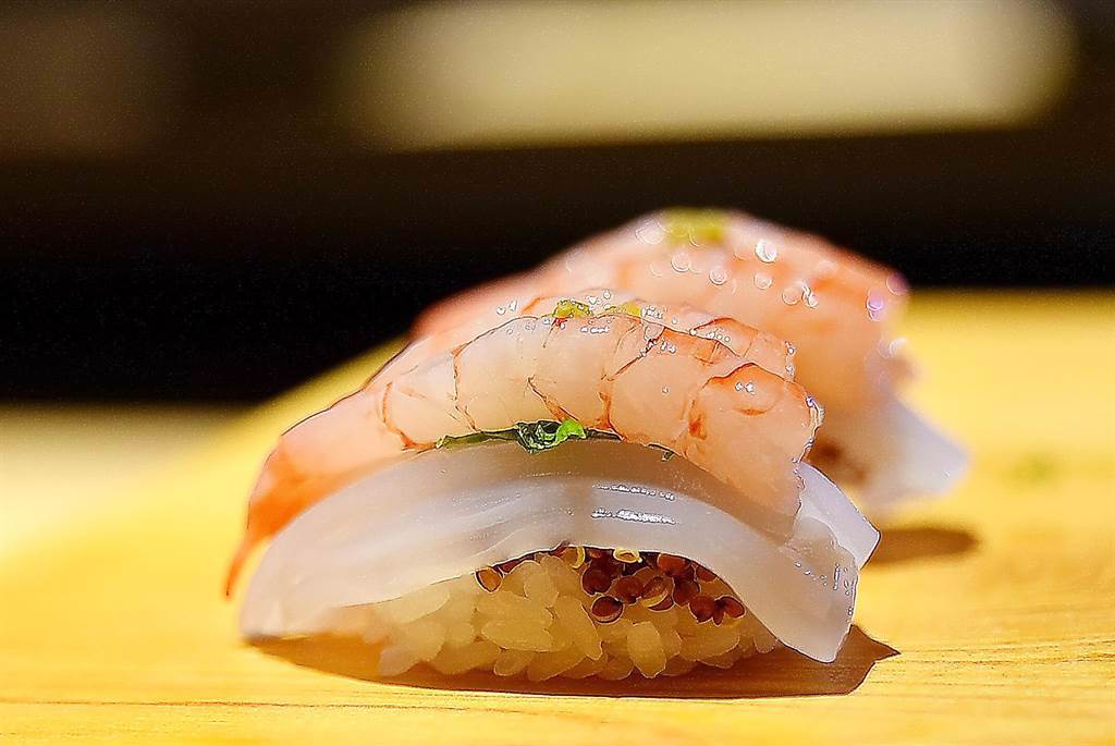 〈葡萄蝦．墨魚握壽司〉是用2尾葡萄蝦搭配厚片墨魚，並用柚子胡椒和大葉提味，醋飯中並加了藜麥增添口感。（圖／姚舜）