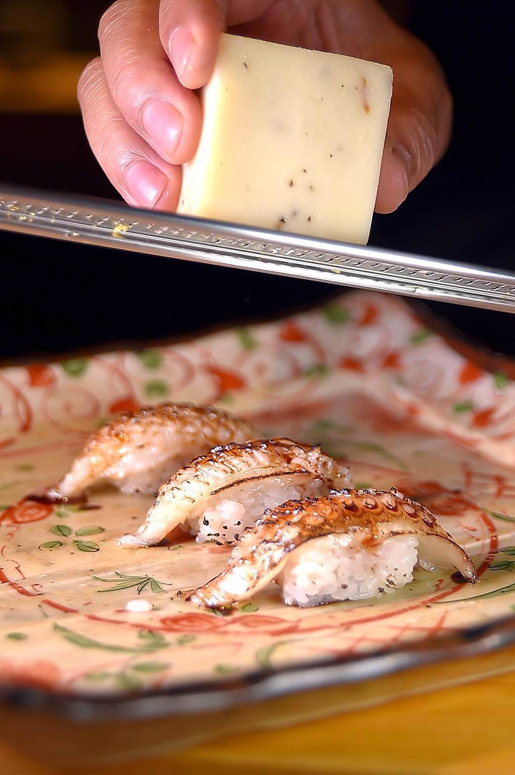 〈比目魚松露起司握壽司〉是在炙燒比目魚鰭邊肉握壽司上，現刨松露起司，是非常獨特且速配的創意組合。（圖／姚舜）