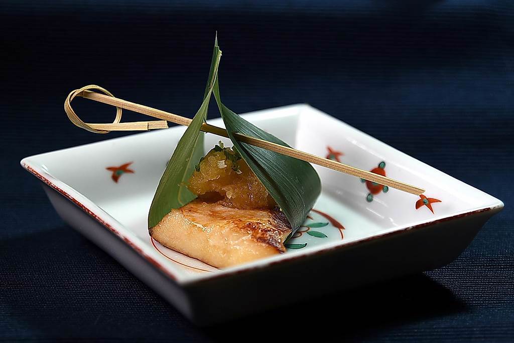 〈米匠〉Omakase套餐中的〈油魚柚庵燒〉，是將油脂豐富的油魚以柚子汁、醬油浸泡後燒烤，搭配醋味蘿蔔泥呈現。（圖／姚舜）