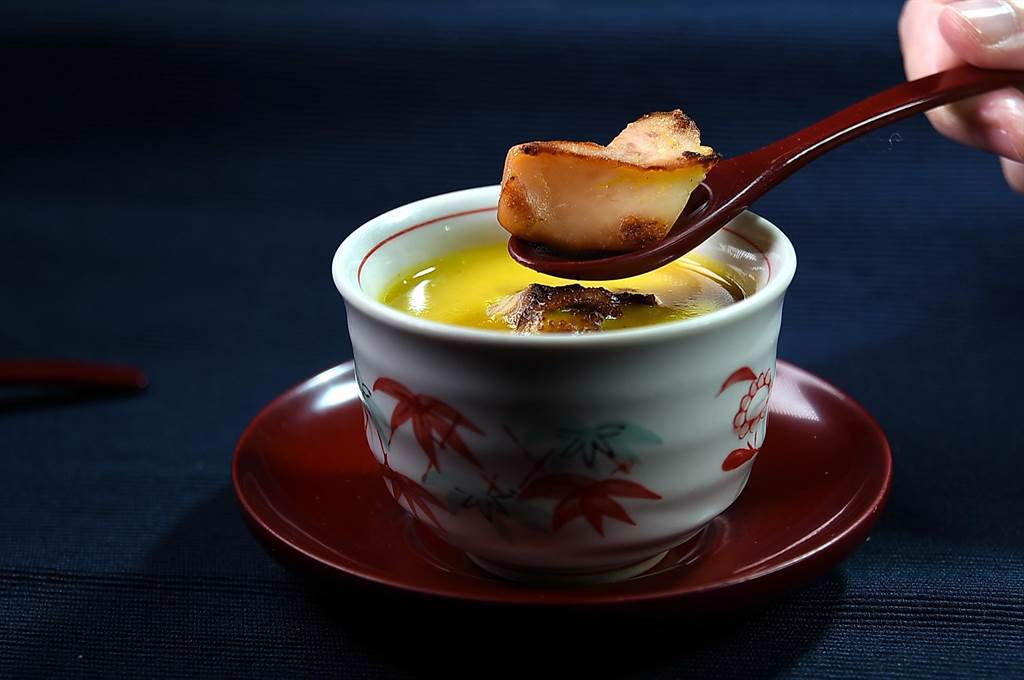 〈米匠〉的Omakase套餐中的茶碗蒸也強調「多元融合」，除用栗子南瓜熬雞湯為蒸蛋增艷，並以先用紅豆滷煮再炙烤的章魚腳增加口感變化。（圖／姚舜）