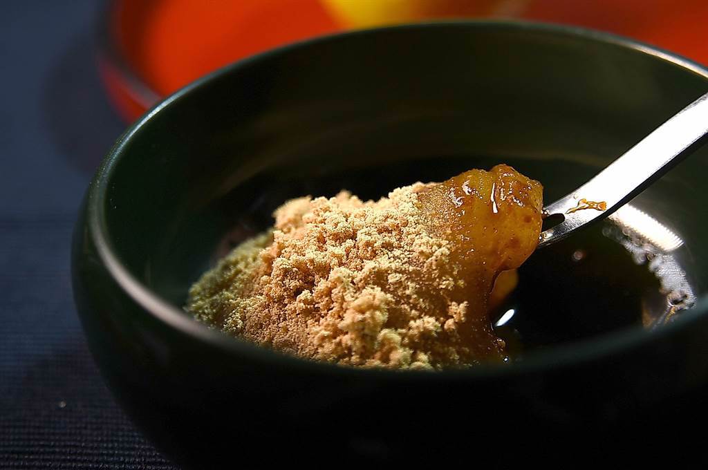 〈米匠〉的Omakase套餐甜點〈手打蕨餅〉非常道地，除灑上熟香黃豆粉外，並以自煉黑糖蜜提味。（圖／姚舜）