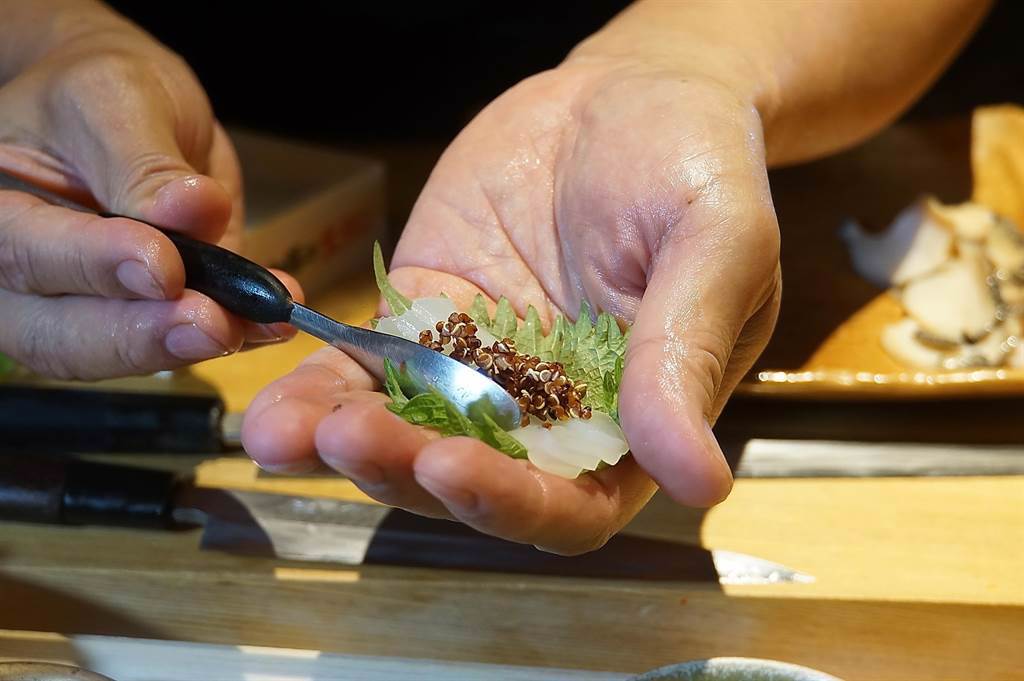 〈米匠〉Omakase套餐中的每道小品或每貫握壽司，都標榜用「不只一種優質食材」合組共構，藉此傳遞超值用餐體驗。（圖／姚舜）