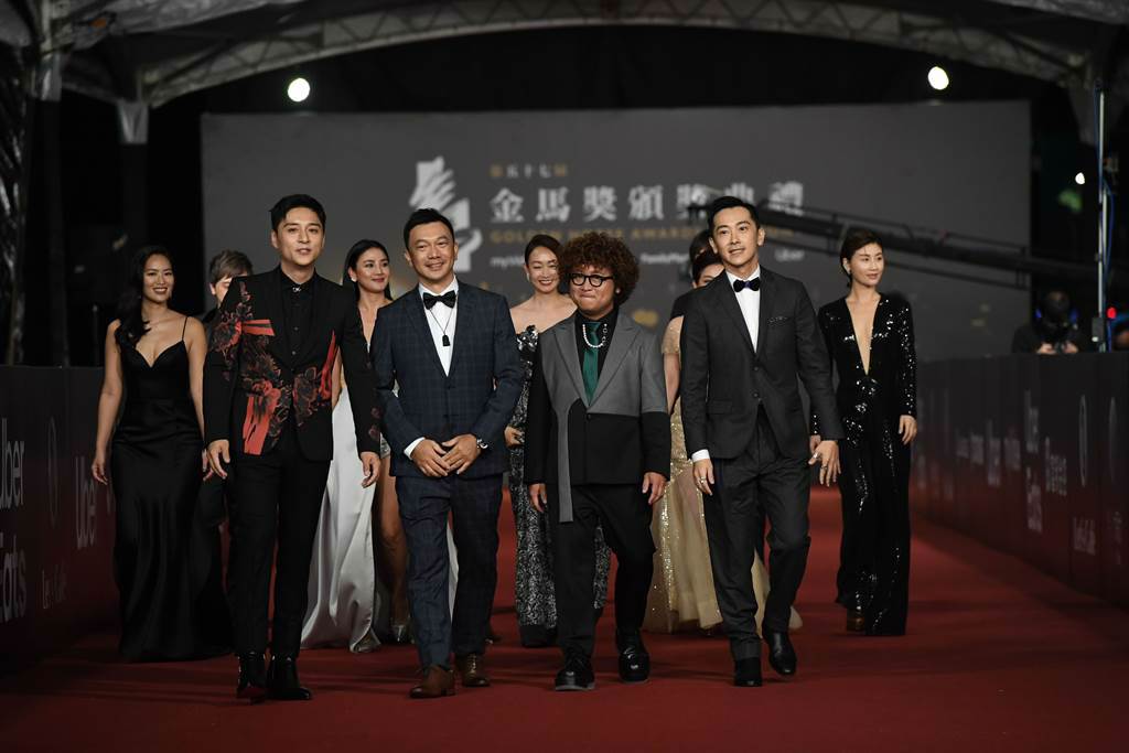導演黃信堯(前排左二)出席第57屆金馬獎頒獎典禮，穿著Carnival嘉裕2020「輕量西服」系列。（圖／品牌提供）