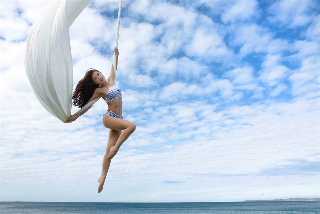 Miya挑戰海上空中瑜珈。（有魚娛樂提供）