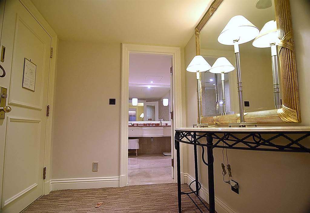 在臥室與浴室之間加設一「French Door」，讓客房保有更多隱密性且隔音更好，台北西華飯店客房仍維持了這種規格。（圖／姚舜）