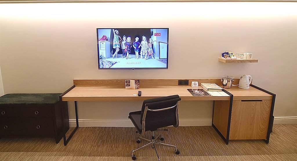 台北西華飯店全新客房除全面將電視改為50吋液晶螢幕電視，並將工作書桌檯面加大加寬，方便住客閱讀、上網與工作。（ 圖／姚舜）
