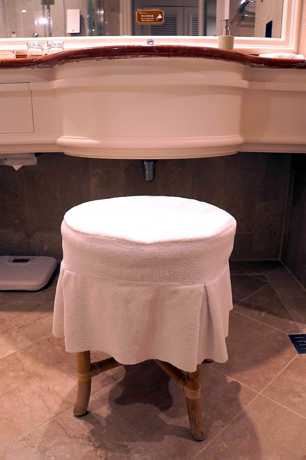 台北西華飯店全新客房浴室中備有化妝椅和體重計，表面並包覆布套，每日更換清洗。（圖／姚舜）