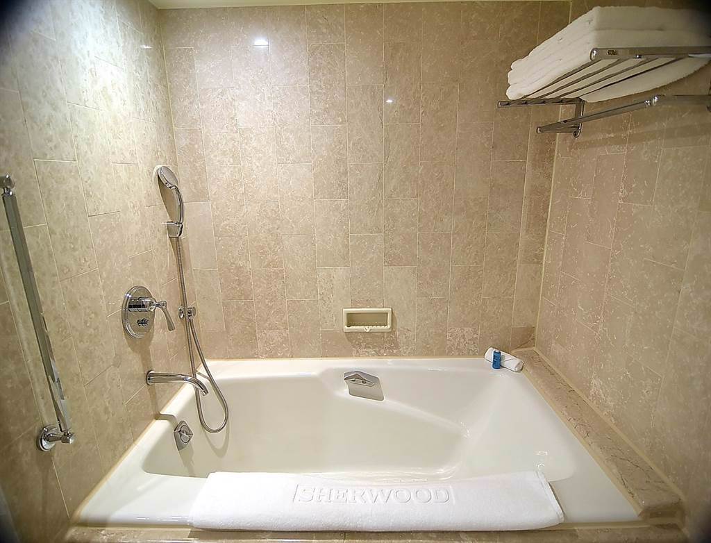 台北西華飯店客房浴室內採用的毛巾、浴巾與防滑地巾，都是採用高磅數的綿質製成，柔軟舖適且吸水力強。（圖／姚舜）
