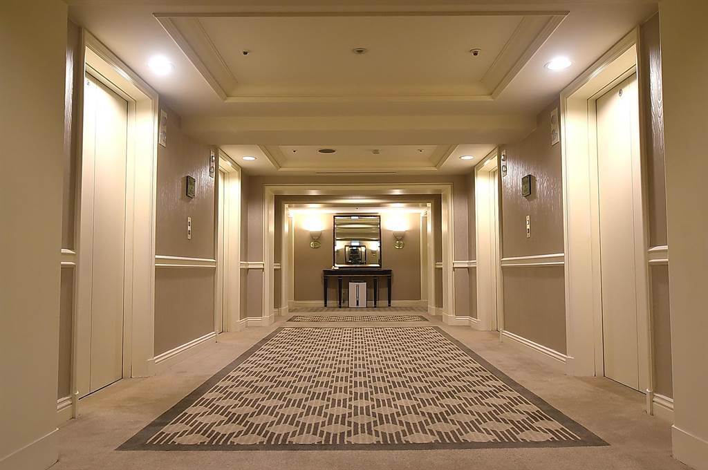 台北西華飯店各樓層的梯廳，寬敞舒適，全新地毯減少走道噪音。（圖／姚舜）