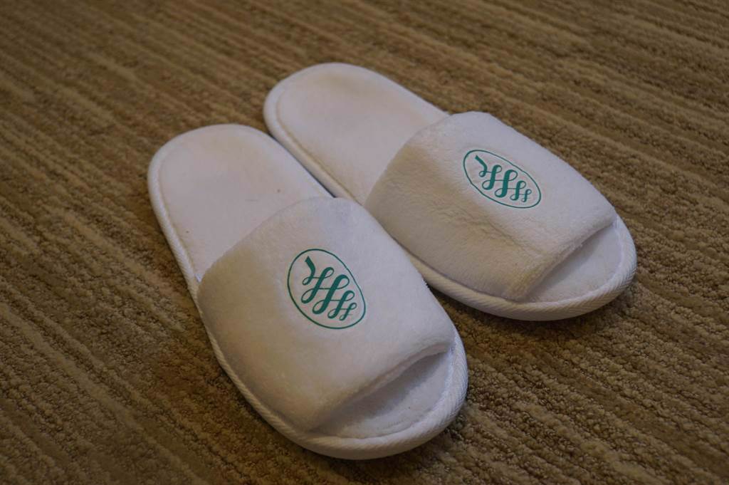 台北西華飯店客房內採用的拖鞋，仍採用厚軟毛巾布拖鞋，穿起來較不織布的拖鞋舒服多了。（圖／姚舜）