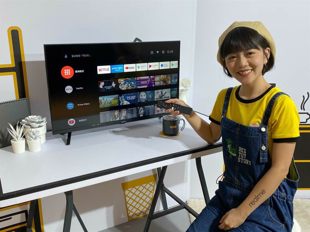 realme正式發表兩款推出智慧電視，32吋款式是市場少見的選擇，滿合適放在房間裡。（黃慧雯攝）