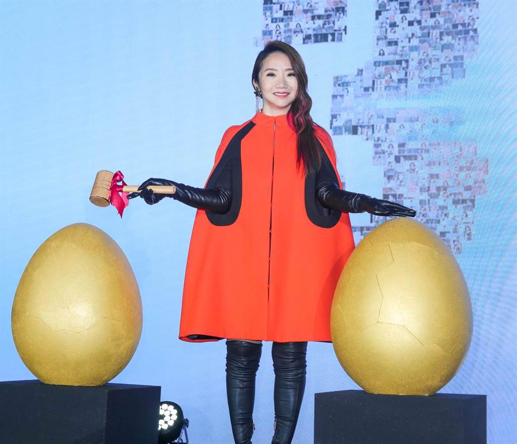 陶晶瑩即將攻蛋再創事業巔峰，主辦單位 KKLIVE特別送上三顆金蛋作為祝福禮物。（吳松翰攝）