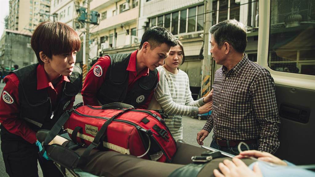 陳庭妮（左1）在《火神的眼淚》飾演劇中唯一的女消防員，與劉冠廷（左2）共同執行救護工作。（公視提供）
