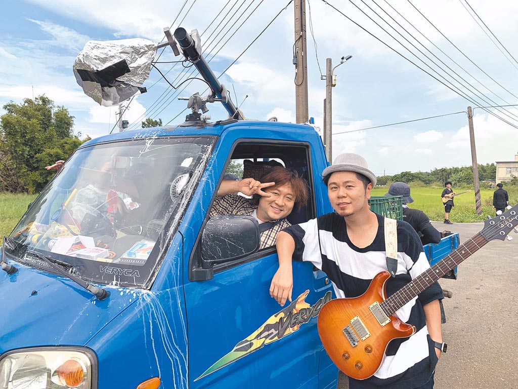 納豆（左）在〈鄉村老弟〉MV中飾演貨車司機。（獨一無二娛樂文化提供）
