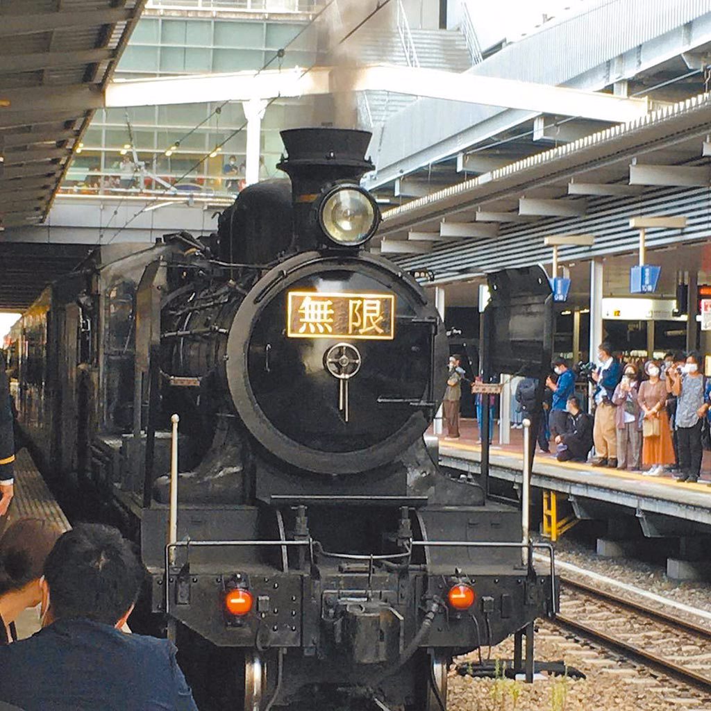 JR九州打造《鬼滅》中「無限列車」，800名粉絲24日歡送最末班車出發。（摘自JR九州博多車站IG）