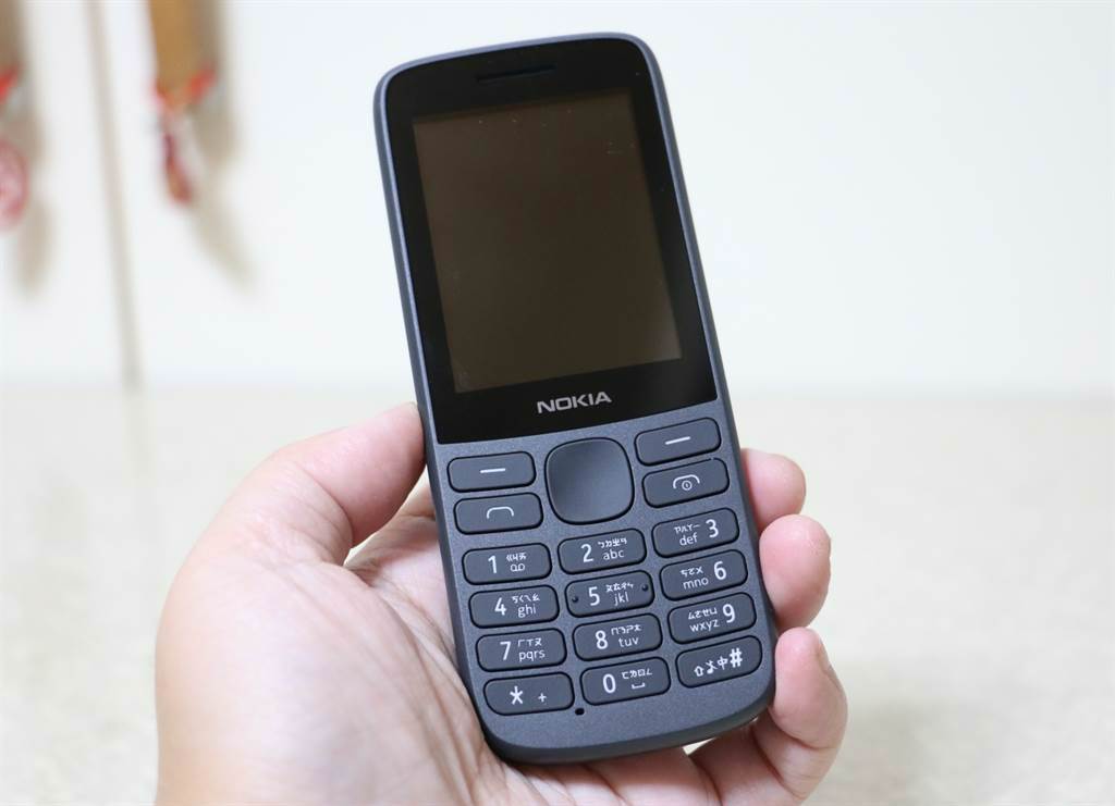 Nokia 215 4G採用2.4吋彩色螢幕。（黃慧雯攝）