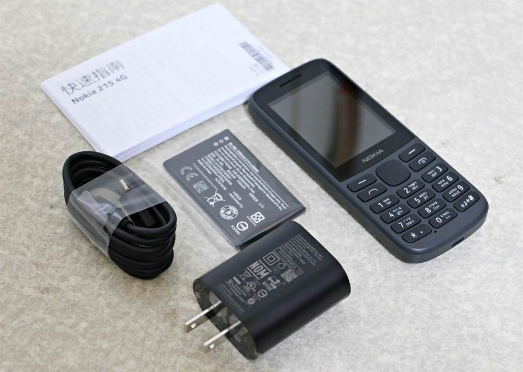 Nokia 215 4G內附配件。（黃慧雯攝）