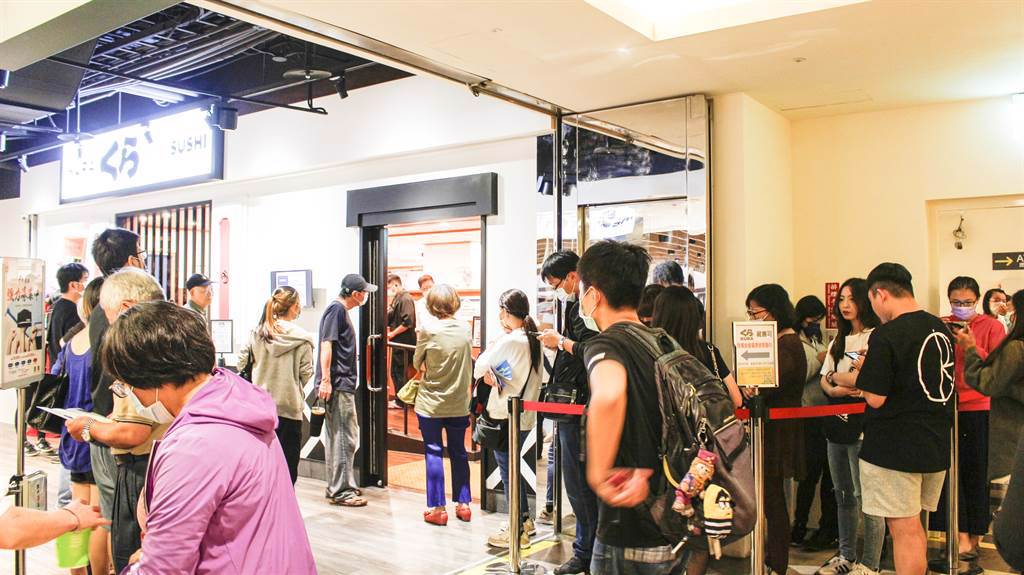 日本第二大壽司品牌「藏壽司」在台第32家據點落腳豐原太平百貨，開幕首日即湧現朝聖人潮。（豐原太平洋百貨提供／王文吉台中傳真）