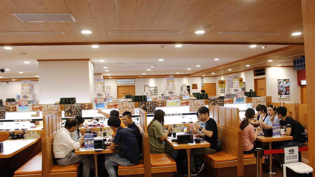 日本第二大壽司品牌「藏壽司」在台第32家據點落腳豐原太平百貨，開幕首日即湧現朝聖人潮。（豐原太平洋百貨提供／王文吉台中傳真）