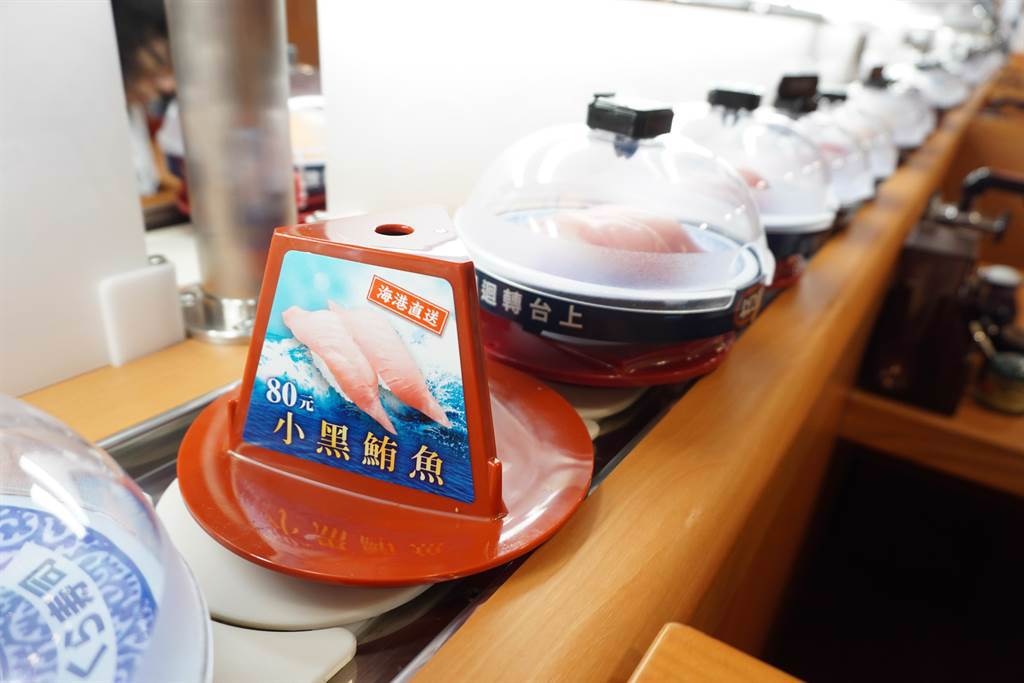 「藏壽司」台灣各店採用港口口直送的新鮮漁獲，包括紅魽、小黑鮪魚等。（王文吉攝）