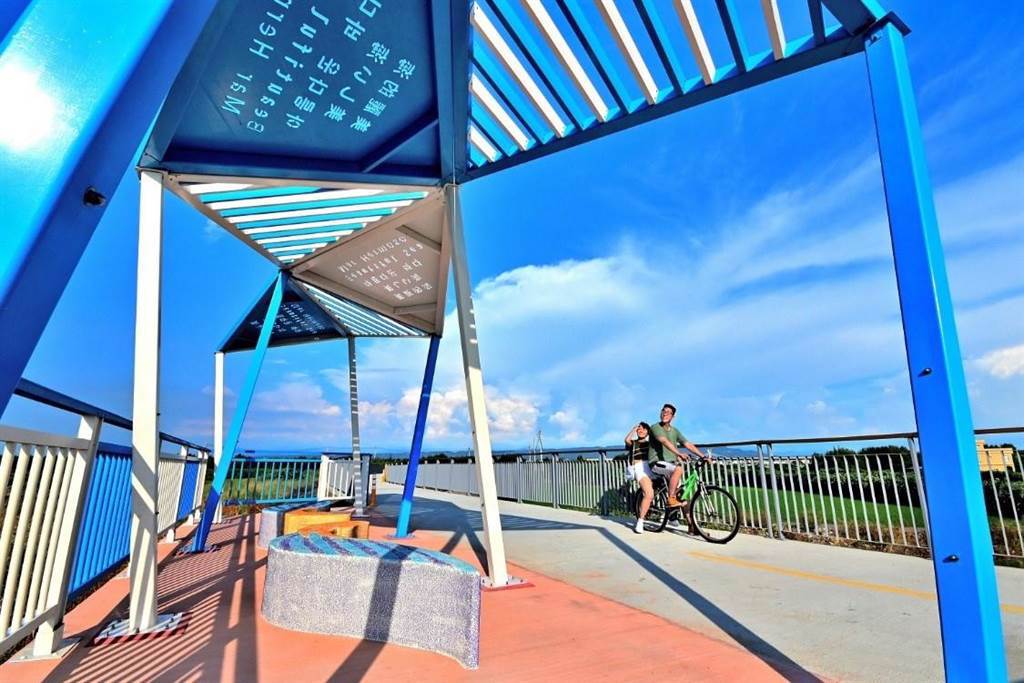 大甲松柏港自行車道具自然景觀生態及人文風情。（台中市觀旅局提供／王文吉台中傳真）