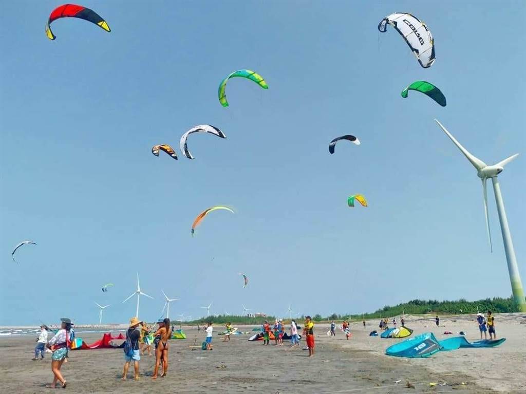 大安濱海樂園可欣賞風箏衝浪好手在海上的華麗英姿。（台中市觀旅局提供／王文吉台中傳真）