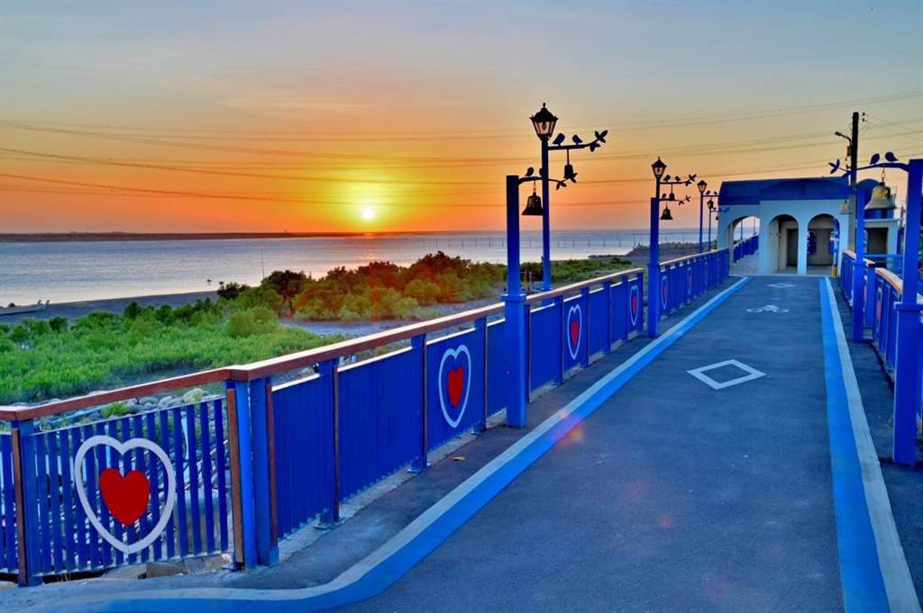 龍井麗水漁港自行車道呈現藍白交織的地中海風情。（台中市觀旅局提供／王文吉台中傳真）