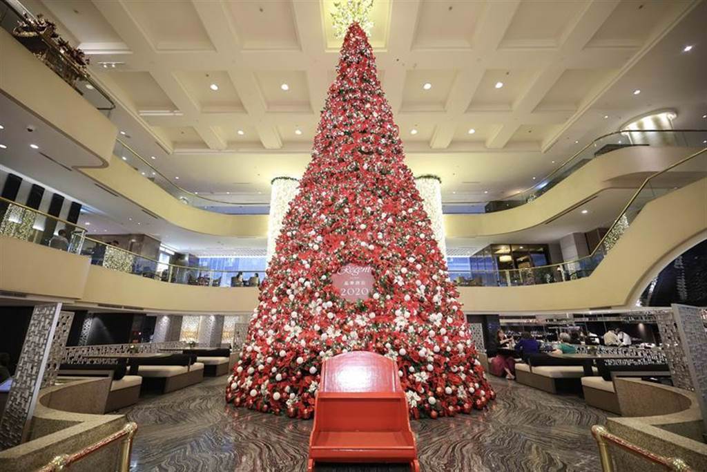 台北晶華酒店中庭巨型聖誕樹已就定位，即日起至12月31日夜夜上演聲光秀，陪伴消費者歡度佳節。圖／台北晶華酒店