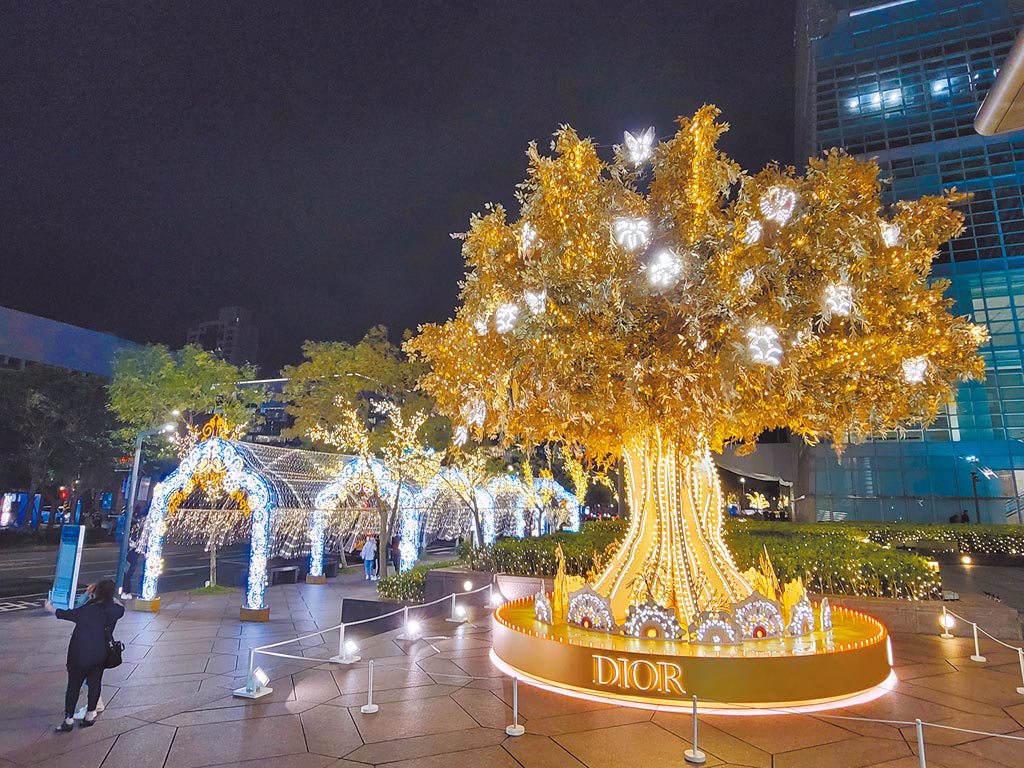 台北101 1F松智大門的「Dior光雕藝術耶誕樹」是必去景點之一。（台北101提供）