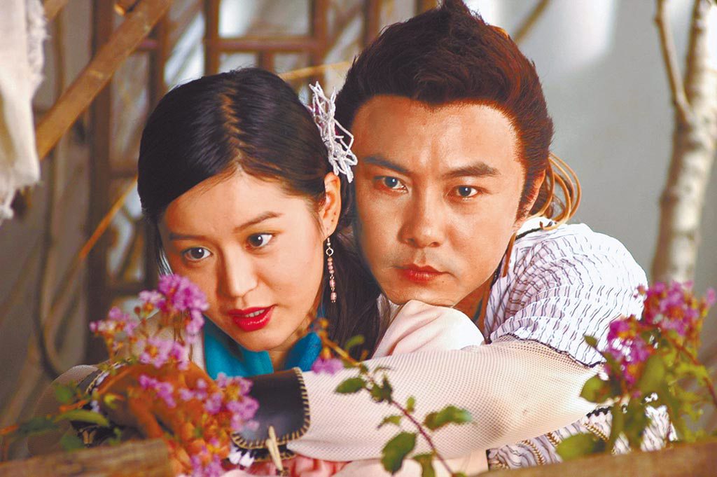 柏雪（左）在戲中飾演「小仙女」慕蓉仙，和張衛健飾演的小魚兒有感情對手戲。圖片提供：中時資料庫