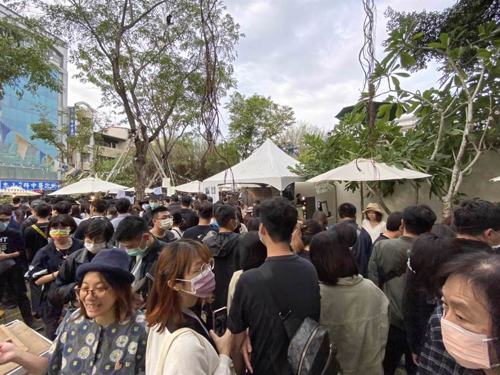 被譽為「全台最美市集」森山市集本周末在台南市美術館二館登場，現場人潮擠到寸步難行。(曹婷婷攝)