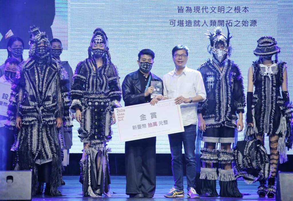 設計師魏子淵（左3）獲得金賞，由高雄市市長陳其邁（左4）頒發。（高雄市政府青年局提供）